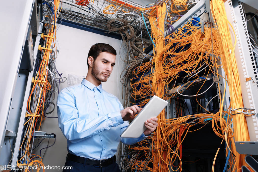 年轻的工程师在服务器房间里的网络工程挑战与成长